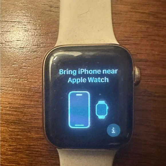 Apple Watch Series 5 GPS + Cellular, 40mm, Gold Stainless Steel Case Stone Band - Picture 3 of 3